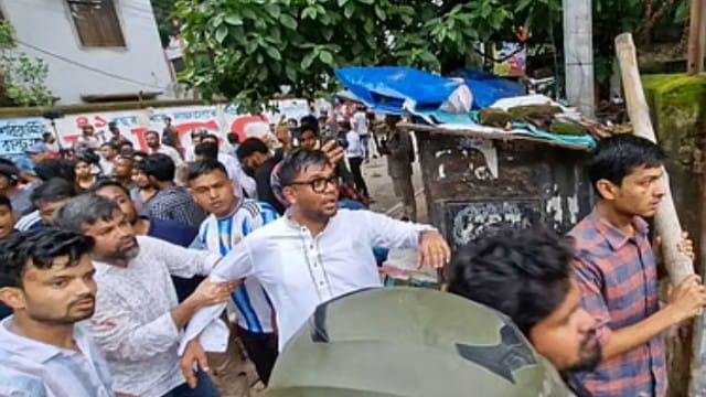 আলিয়া মাদ্রাসায় ছাত্রদল-ছাত্রশিবির সংঘর্ষ, পরে হলে প্রবেশ ছাত্রদলের